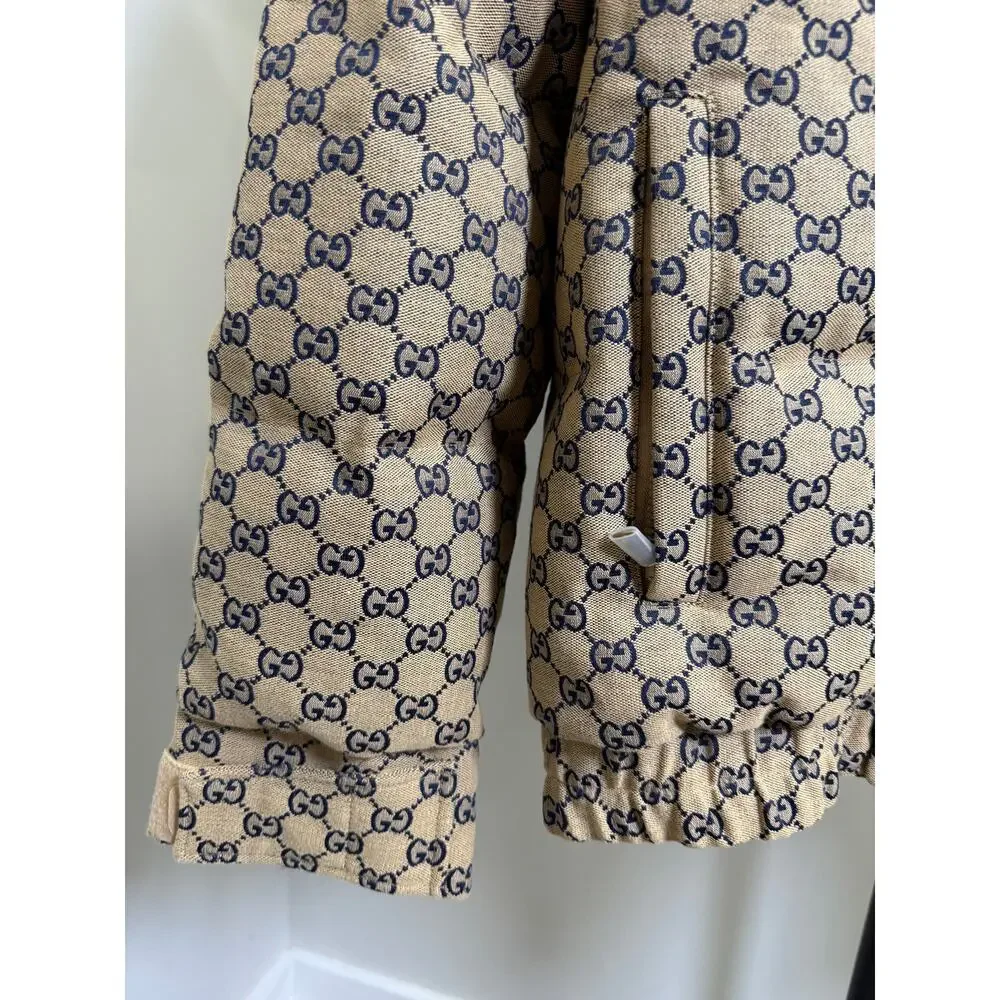 Gucci GG Monogram Down Jacket Navy Beige NWT Size 48 Medium Hooded Puffer